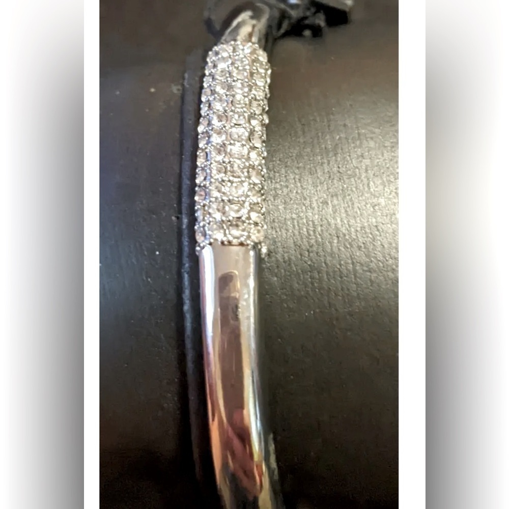 NWT VINCE CAMUTO CLEAR SIZE CRYSTAL LOCKING BANGLE BRACELET SILVER TONE - Picture 6 of 8